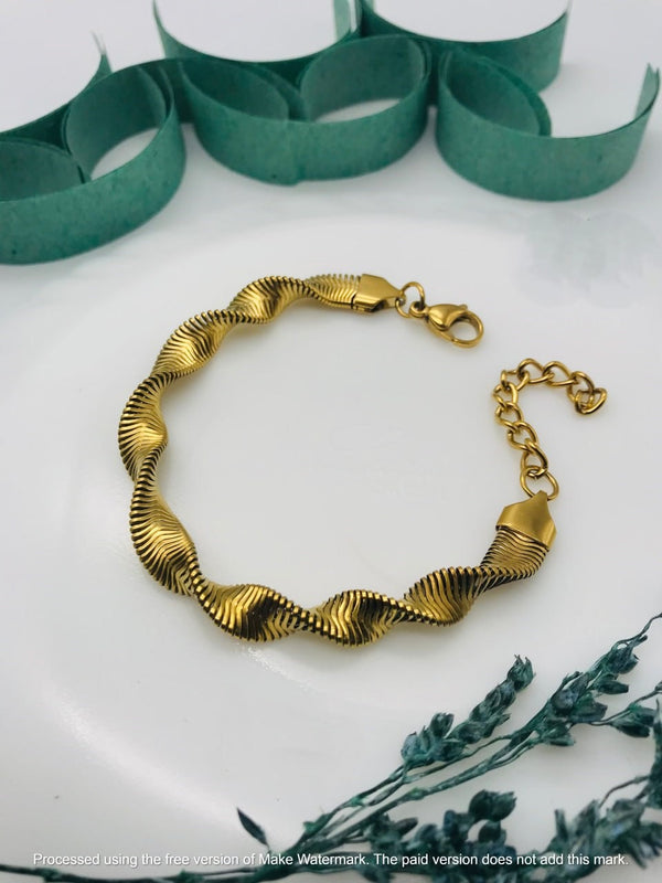 Cool Golden Design Loop With Wrist Lock Bracelet