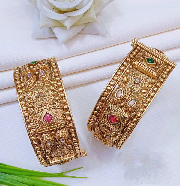 Extraodiary Design with these Golden wedding Bangles